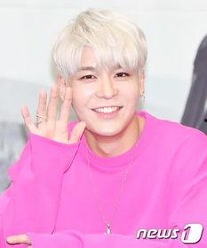 男爱豆的最新动态爆料,神秘恋情曝光，事业再攀高峰！